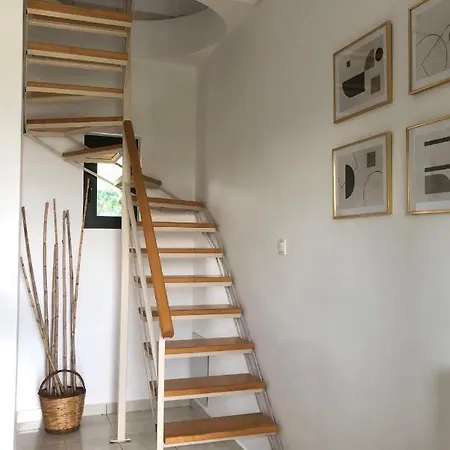 Politia Apartment *